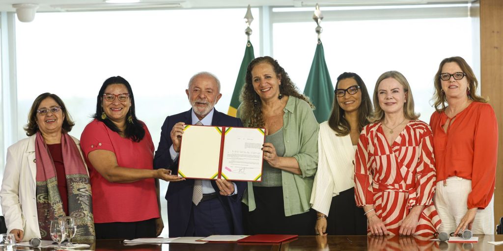 lula-sanciona-leis-para-protecao-de-direitos-das-mulheres
