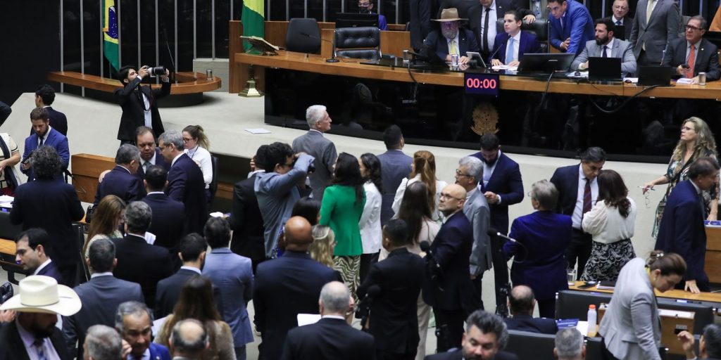 camara-aprova-projeto-que-reajusta-salarios-de-servidores-publicos