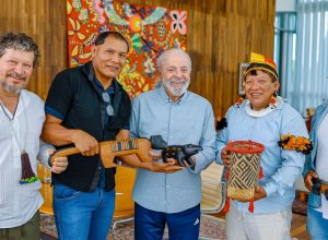 lula-recebe-indigenas-do-xingu-e-promete-visita-ao-territorio