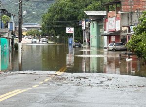 aguas-baixam-em-ubatuba-e-moradores-ja-comecam-a-voltar-para-casa