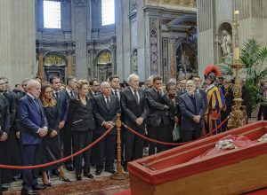 lula-presta-homenagem-ao-papa-francisco-em-velorio-no-vaticano