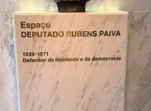 ato-contra-pl-da-anistia-e-realizado-em-frente-a-busto-de-rubens-paiva