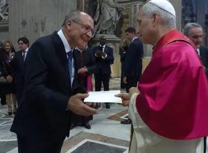 alckmin-entrega-ao-papa-convite-para-visitar-o-brasil-durante-a-cop30