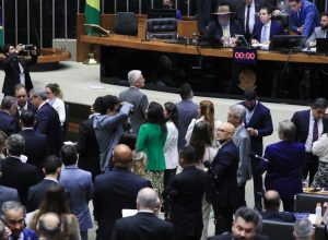 camara-aprova-projeto-que-reajusta-salarios-de-servidores-publicos