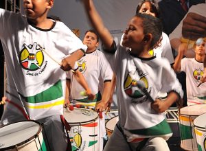 olodum-leva-escola-para-a-pequena-africa,-no-rio-de-janeiro
